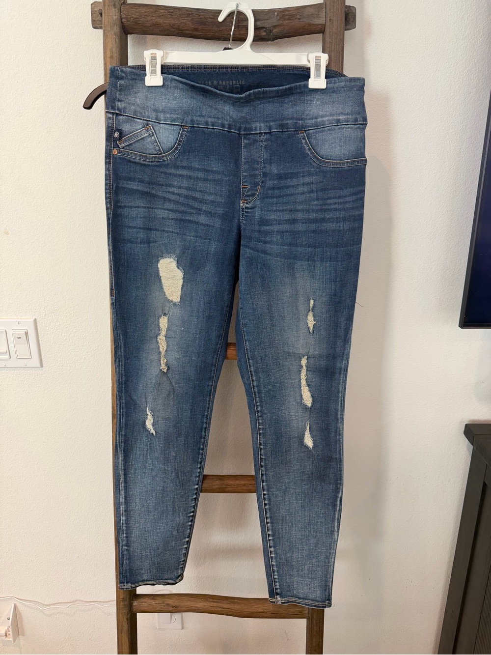 Rock & Republic Distressed Dark Blue Jeggings